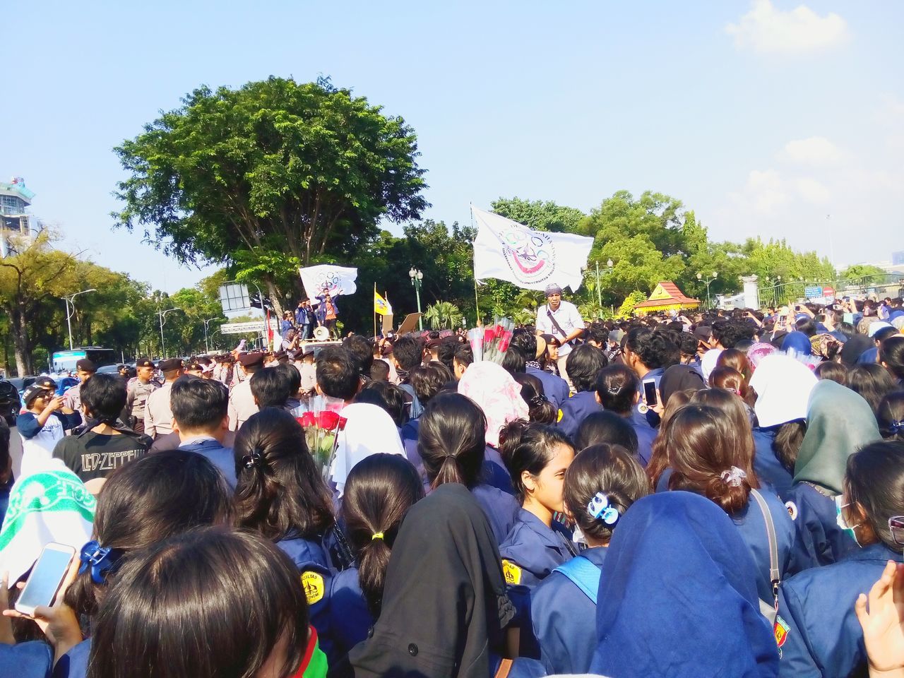 large group of people, crowd, men, person, lifestyles, leisure activity, tree, togetherness, mixed age range, enjoyment, spectator, sky, crowded, outdoors, celebration, event, fun, watching