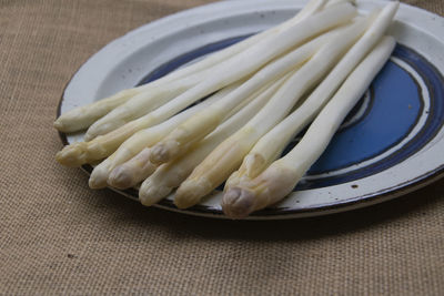 Fresh asparagus lies on a plate.