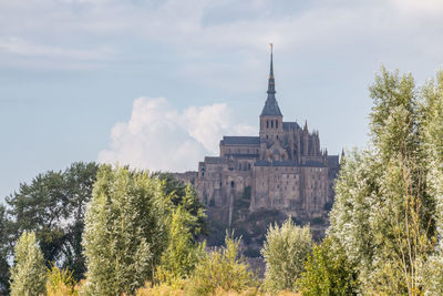 Mont saint michel atop a hill, seen from a distance