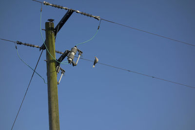 Energy supply with a low voltage power line and power pole