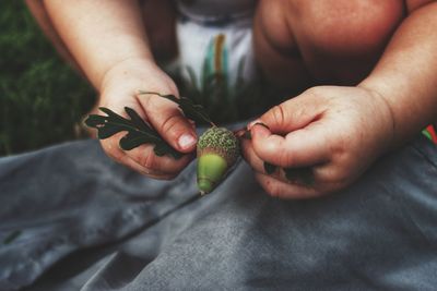 Midsection of man holding seashell