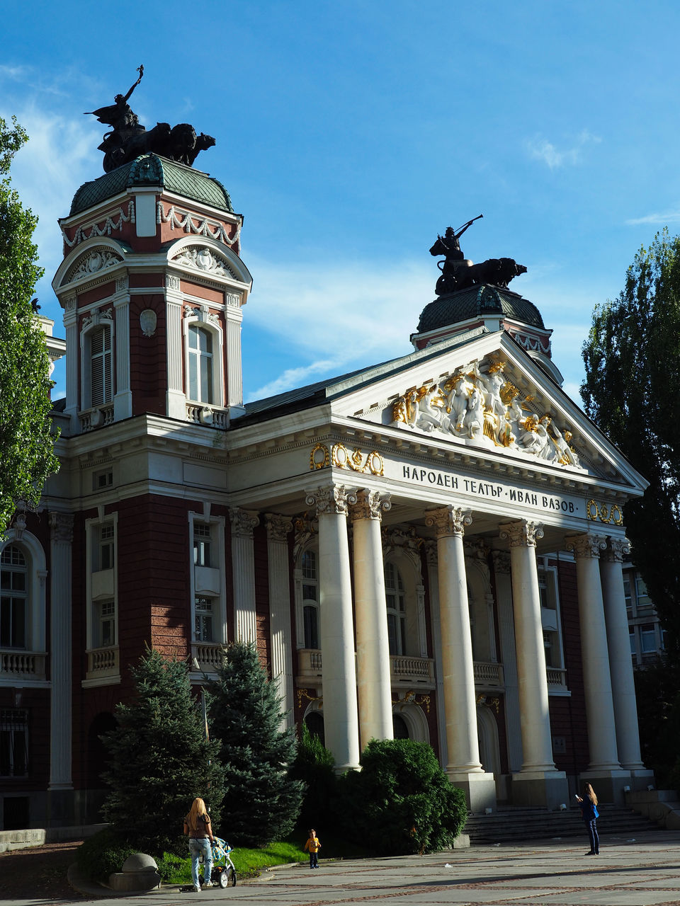 STATUE OF HISTORICAL BUILDING