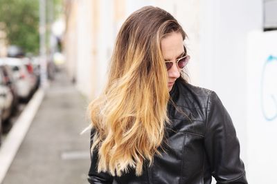 Young woman wearing sunglasses in city