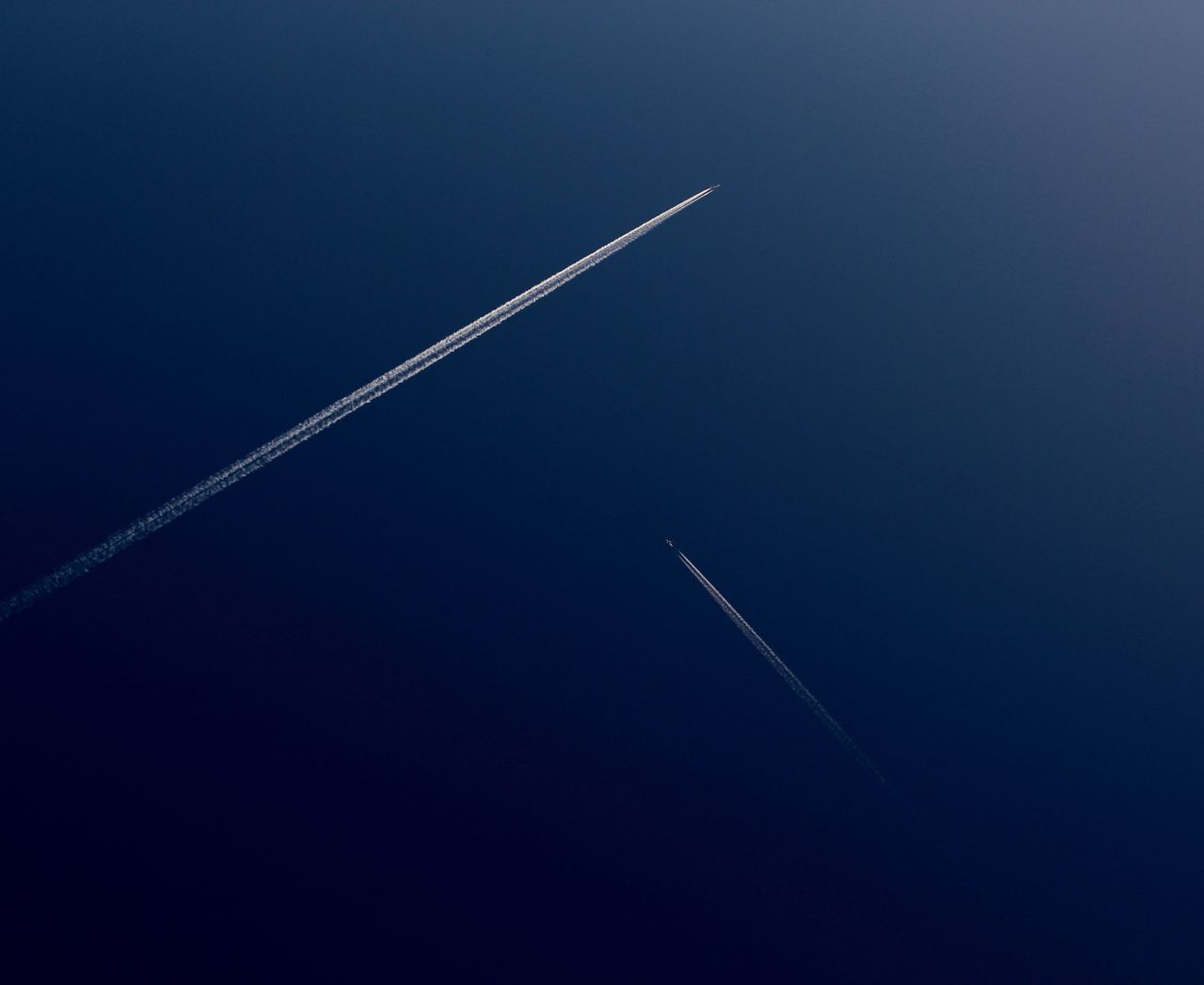 LOW ANGLE VIEW OF VAPOR TRAIL AGAINST CLEAR BLUE SKY