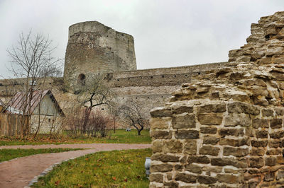 Old ruin building against sky