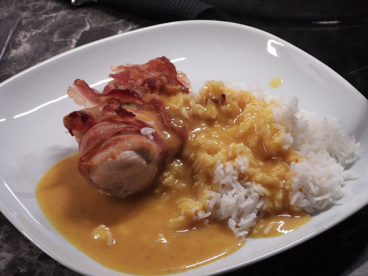 HIGH ANGLE VIEW OF BREAKFAST IN PLATE