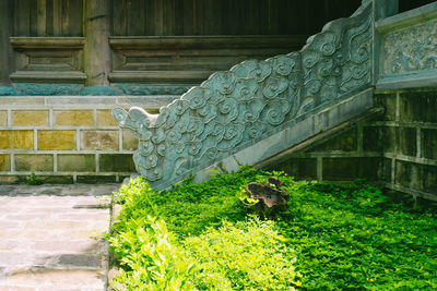 Stone sculpture on staircase by building