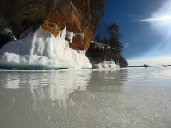 Waves splashing on rocks