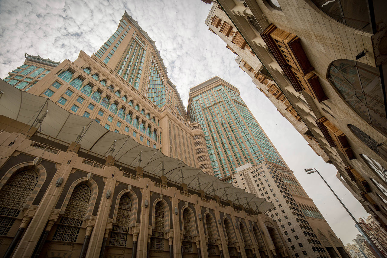 LOW ANGLE VIEW OF BUILDINGS IN CITY