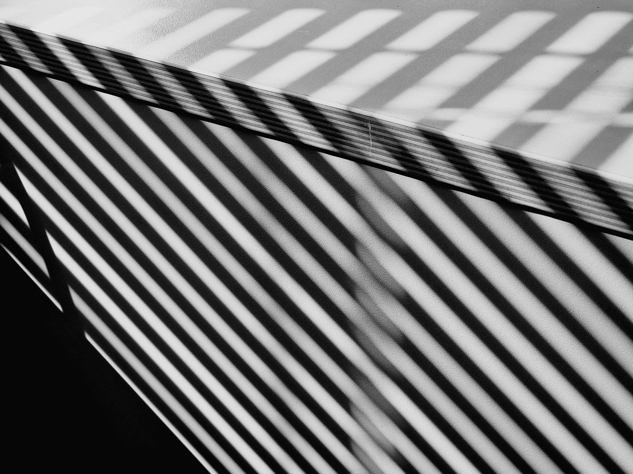 Тени LINE Pattern Shadow Striped Textured  Close-up