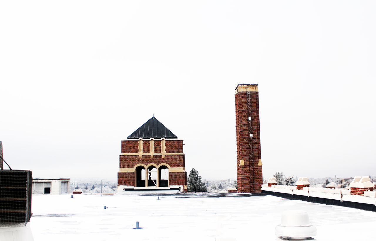 building exterior, architecture, built structure, clear sky, winter, snow, cold temperature, copy space, season, weather, white color, outdoors, building, exterior, city, residential structure, tower, day, house, covering