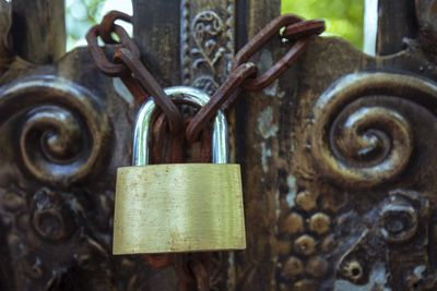 Close-up of rusty metal chain