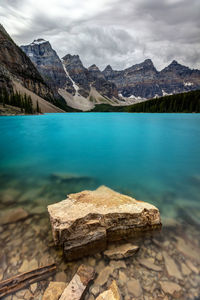 The breathtaking view and blue water of moraine lake in banff national park