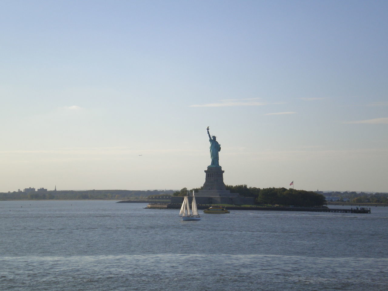 STATUE OF LIBERTY AGAINST SEA