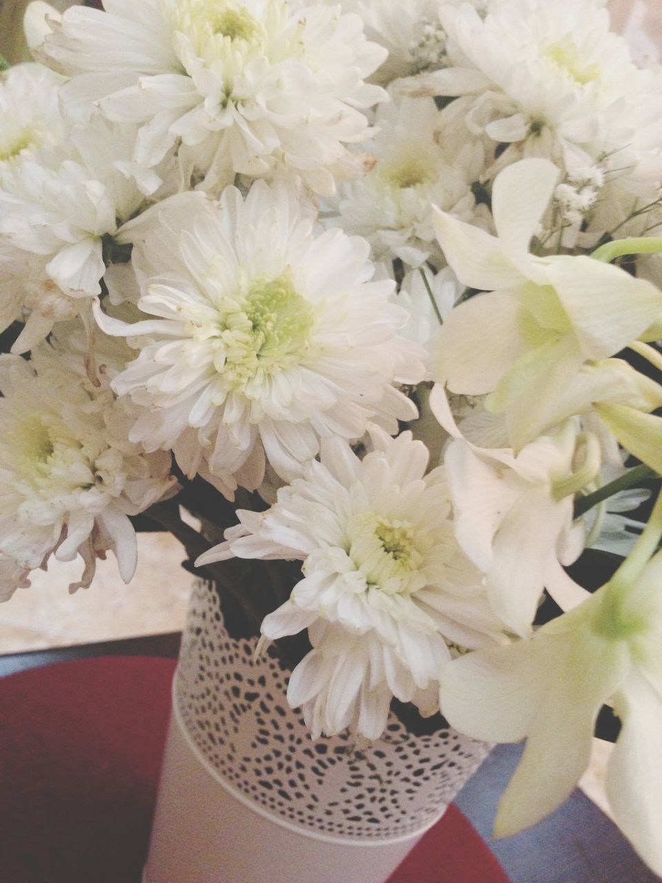 flower, freshness, petal, white color, indoors, fragility, flower head, high angle view, close-up, beauty in nature, growth, nature, bunch of flowers, blooming, white, bouquet, no people, vase, plant, blossom