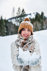 Winter portrait of a young woman. winter clothes, snow.