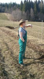 Side view of young woman in field