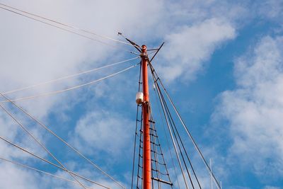 Mast of the sailboat, sail and rope