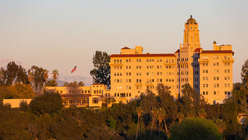 Federal court of appeals in pasadena light by evening sun