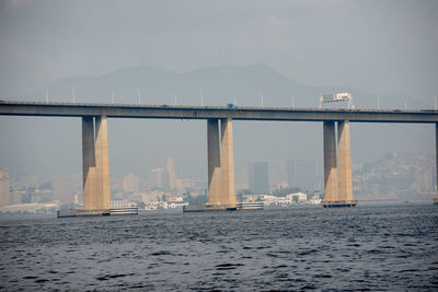 Rio-niteroi bridge, linking the two cities on the bay of guanabara