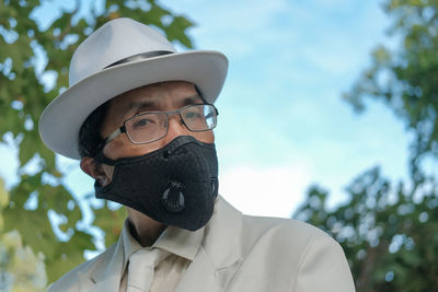 Portrait of man wearing sunglasses against sky