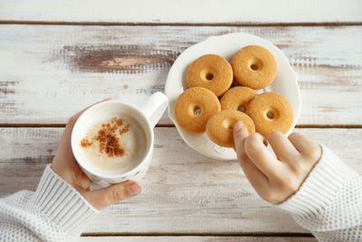 Close-up of hand holding coffee cup