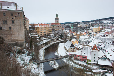 Winter view old town of cesky krumlov and church in cesky krumlov, czech republic