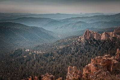 Scenic view over the bryce canyon and the mountains behind 