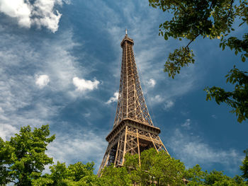 The eiffel tower from the perspective between the trees, photo from the bottom