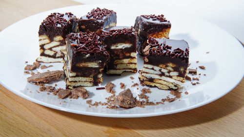 Close-up of chocolate cake in plate on table