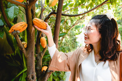 Young woman holding fruit