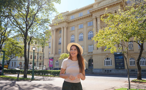 Young traveler woman visiting the city of belo horizonte, minas gerais, brazil