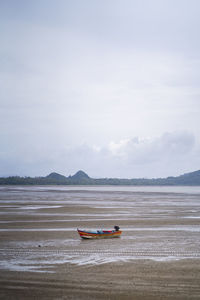 Chumphon's sea when the water recedes until the fishing boats are parked.