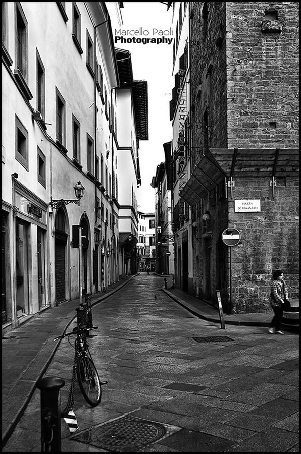 building exterior, architecture, built structure, the way forward, street, transportation, city, building, diminishing perspective, bicycle, mode of transport, land vehicle, residential building, residential structure, car, alley, vanishing point, incidental people, cobblestone, city life