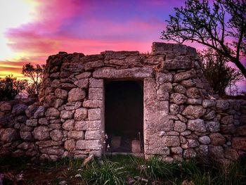 Old ruin building against sky