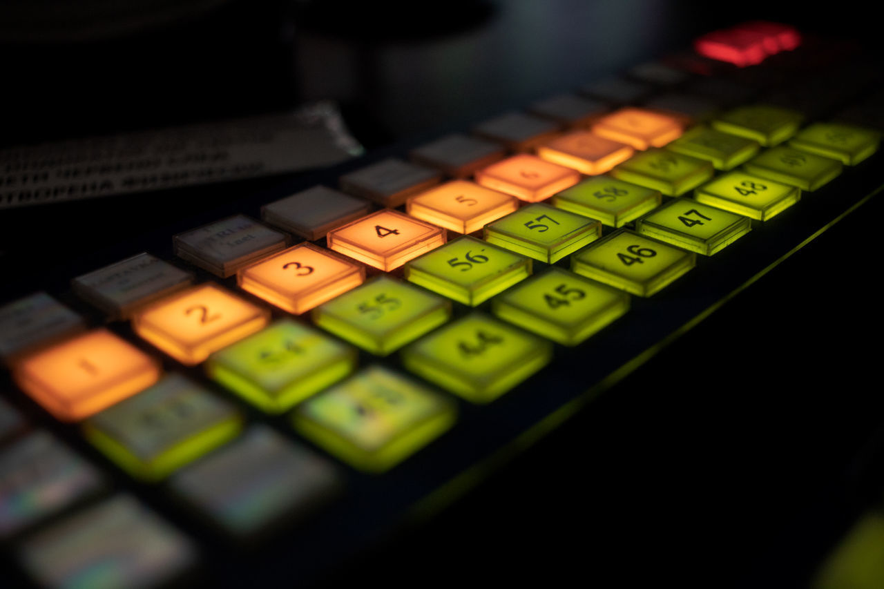 HIGH ANGLE VIEW OF COMPUTER KEYBOARD ON TABLE AT HOME