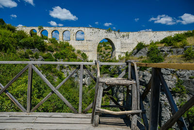 Arch bridge against sky