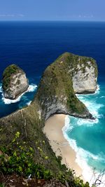 Kelingking beach nusa penida the cliffs in the shape of a t-rex dinosaur 