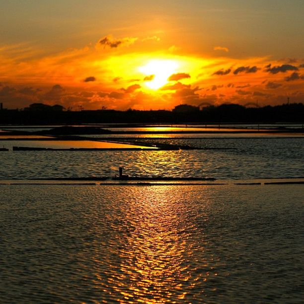 sunset, water, scenics, orange color, tranquil scene, beauty in nature, sky, tranquility, silhouette, reflection, idyllic, sea, waterfront, sun, nature, cloud - sky, rippled, lake, cloud, dramatic sky