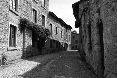 Narrow alley amidst buildings in city