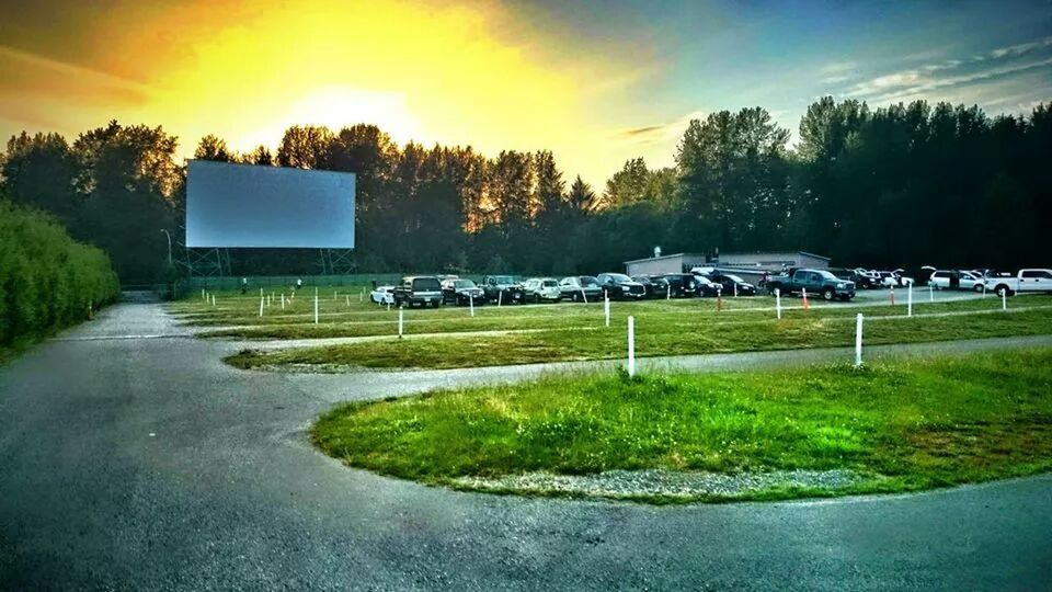 grass, tree, field, building exterior, transportation, sky, built structure, architecture, land vehicle, landscape, mode of transport, house, grassy, sunset, nature, green color, car, street, outdoors, rural scene