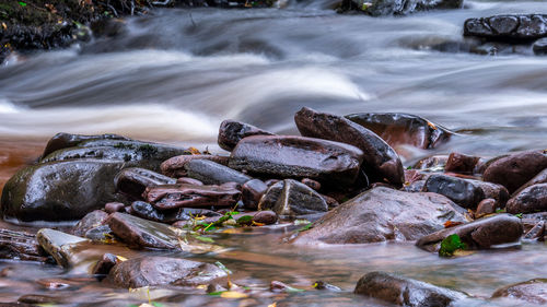 Water flowing through rocks in sea