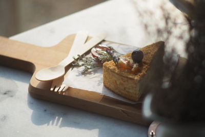 Close-up of cheese cake on cutting board