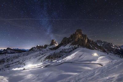 Starry winter night in passo giau, an alpine pass near cortina d'ampezzo, dolomites, italy