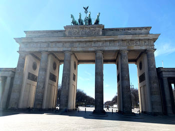 Low angle view of historical building, brandenburger tor