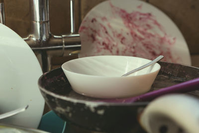 Close-up of bread in bowl on table