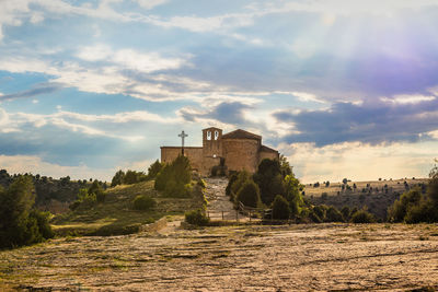 The hermitage of san frutos is located dominating one of the meanders of the duraton river.