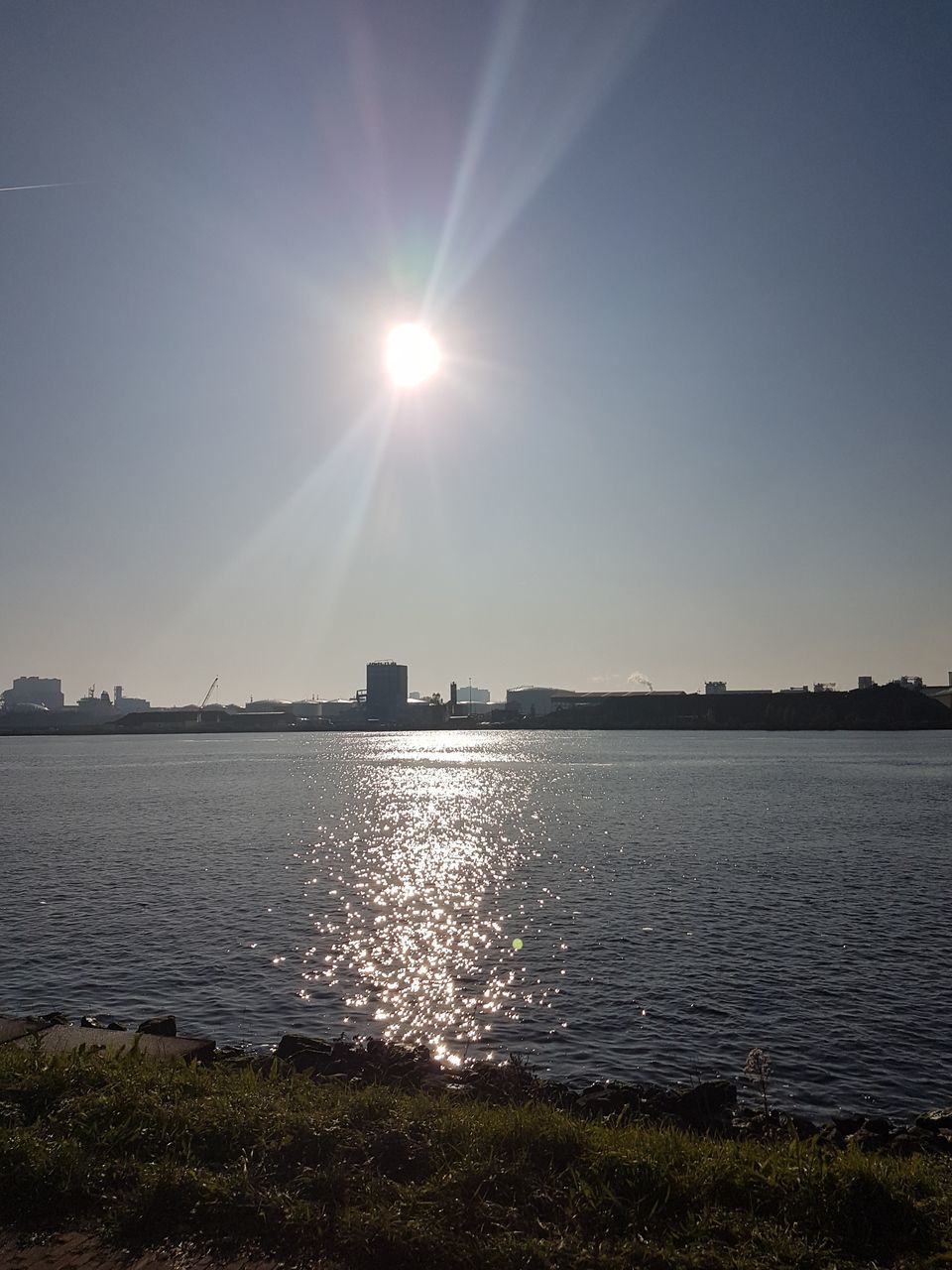 SEA AGAINST SKY ON SUNNY DAY