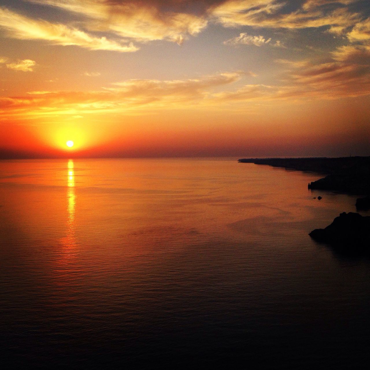 sunset, sea, water, horizon over water, scenics, tranquil scene, orange color, sun, beauty in nature, tranquility, sky, reflection, idyllic, waterfront, nature, cloud - sky, silhouette, seascape, sunlight, rippled