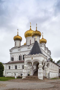 Trinity cathedral in ipatiev monastery in kostroma, russia